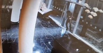 תיעוד: פרץ לדירה בצפון תל אביב והופתע על ידי בעל הבית