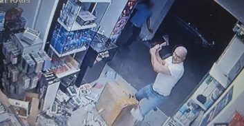 צפו: כך מסתיים תיק תקיפה בגרזן בחנות טלפונים