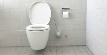 מעלה אדומים: סגן-מנהל בבית ספר נאשם שתיעד גברים בשירותי הקניון