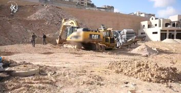 חשד: סחיטה באיומים, החזקת מטענים והשתלטות על קרקע של יזם בנצרת