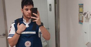 מלאכים בחזית ובעורף – סדרה: "מסתכל במראה ולא מזהה את עצמי"