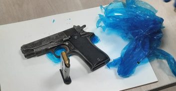 כלבן משטרתי איתר אקדח מוסלק בחצר הבית של בכיר במשפחת חרירי