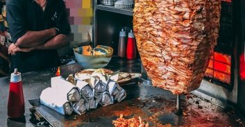 עבודות שירות לתושב הקריות שהורשע באיומים עקב הסתבכות בעסקת שווארמה כושלת