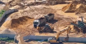 אשקלון: שבעה חשודים בכריית חול במיליוני שקלים בהם מזוהה עם דומרני