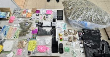 צפו: מצבור סמים בדירה בהרצליה, צעיר בן 27 נעצר