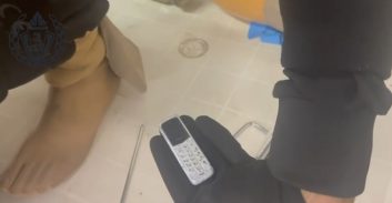 צפו: לוחמי שב"ס איתרו טלפון סלולארי ברגל תותבת של אסיר ביטחוני