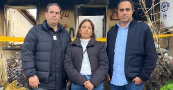 החברים מהלשכה: בכר ודנוך עם עמית סוסנה בבית בכפר עזה