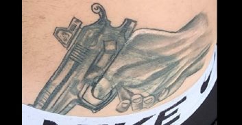 ניתוח מומחה לקעקוע אקדח הוביל להסדר בתיק שוד של צ'יינג' בנתניה