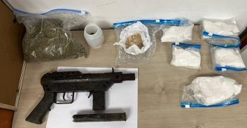 ראשל"צ: שני אחים נעצרו בחשד להחזקת אמל"ח וסמים במבנה נטוש