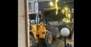 צפו: רעולי פנים חמושים פרצו עם דחפור ורוקנו חנות תכשיטים בכפר-מנדא