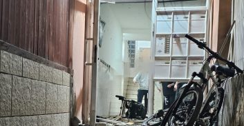 פריט נפץ התפוצץ בפתח בניין מגורים בפתח תקווה