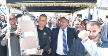 ספר תורה הוכנס לבית הכנסת באגף התורני בכלא איילון