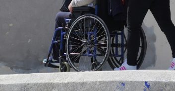 הצהרת תובע: נכה עם ניוון שרירים הפעיל קטינים לסחר בסמים והתפרצויות