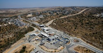 מוכר למשטרה נעצר במעבר ביטחוני עם רכב גנוב ותעודת זהות מזויפת