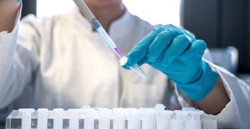 הנתבע סירב לבדיקת רקמות ושופטת בית משפט למשפחה קבעה שהוא האבא