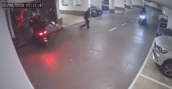 צפו – הרצליה: רוכבי אופנוע נעצרו בחשד שתקפו שוטרים בחניון ונמלטו