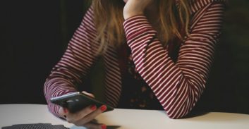 כתבה בקבוצת הווטסאפ המשפחתית שגיסה "בוגד עם השיננית" ותשלם לו פיצוי