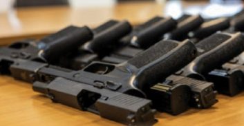 גזר הדין של שלושה בני משפחה בתיק סחר של תשעה אקדחים