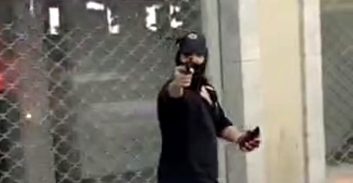 צפו: שוטר בשורט וכפכפים יורה למוות בתושב נורמטיבי מיפו לעיני אנשים