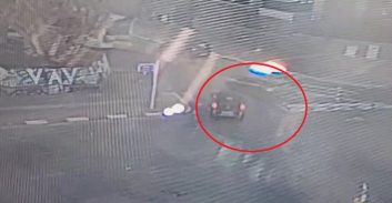 תיעוד: עלה על אי תנועה, חסם רכב ותקף נהג באגרופים