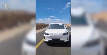 הרכב נפל ממשאית-הובלה והנהג טען: "זה רכב חשמלי, הוא קפץ לבד"