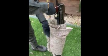 צפו בסרטון: קלצ'ניקוב ותחמושת בתוך שטיח מגולגל שנזרק על שוטרים