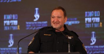 תגובת המפכ"ל: "המשטרה במדינה דמוקרטית חייבת להיות נקייה מכל סממן פוליטי"