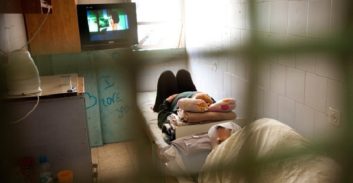 שחרור מוקדם למנהלת מועדון הימורים שנשפטה למאסר על תקיפה וסחיטה