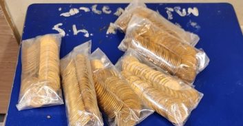 נתב"ג: חשוד שניסה להבריח מדובאי מטבעות זהב בשווי 600 אלף שקל