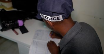 עשרה חשודים, ביניהם עורכי דין, חשודים בזיוף צוואות של קשישים עריריים