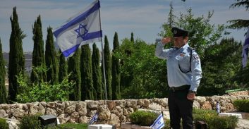 טקס הנחת דגל הלאום על קברי חללי המשטרה התקיים בהר הרצל