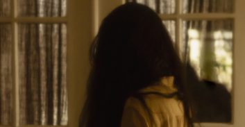 בגלל אלימות הבעל, הקצינה הבכירה קיבלה יותר בחלוקת הרכוש