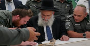 מפקד מג"ב כתב את האות הראשונה בספר תורה לזכר חללי החיל