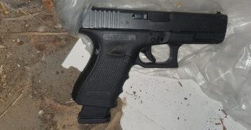 שחרור באיזוק לנאשם בגניבת נשק בשירותי מסעדה בירושלים