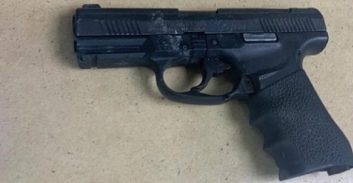 שני צעירים מרמלה חשודים בהחזקת אקדח גלוק טעון ברכב