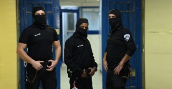 חדש בשב"ס: לוחמי כליאה רעולי פנים יורים כדורי גומי ברגלי עצורים