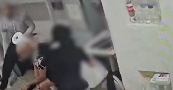 תיעוד מהמעצר: נאשם ששפך מים-רותחים על חברו לתא והיכה אותו בקומקום