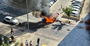 המטען שהתפוצץ באשקלון: אשה צעירה נהרגה, ילדה ושני גברים נפצעו