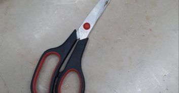 תיעוד: מתמודד נפש ניסה לדקור שוטר בירושלים – ונורה