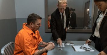 חשיפת האמת: חקירה באזהרה