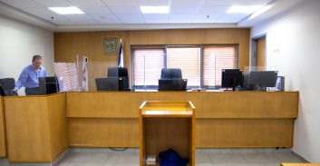 עונשים לעובד בתי-הדין הרבניים ולמנהל מדור בבית המשפט בעכו שזייפו מסמכים