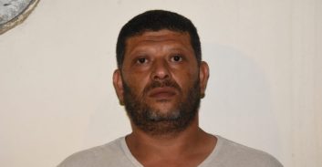 אישום: רצח את אשתו בשתי מכות פטיש וקבר אותה ליד רפת בכפר