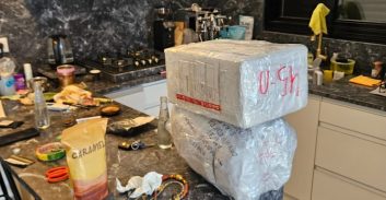 שוחררו באיזוק שני נאשמים בייבוא סמים מהודו דרך חבילות צדפים בדואר