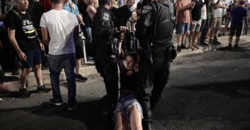 הפגנות קפלן: המשטרה ביקשה להרחיק עצורים אך שכחה להביא אותם לבית-משפט