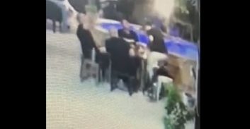 תיעוד: גבר נפצע מכדור תועה בעת שישב עם חבריו בבית קפה