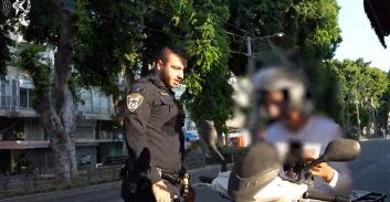 מבצע של המשטרה בעקבות רוכבי אופניים וקורקינטים בנתיבי הרכבת הקלה ביפו