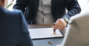 גבר ביקש לבטל את המזונות, השופטת חייבה אותו בתשלום הוצאות לגרושתו