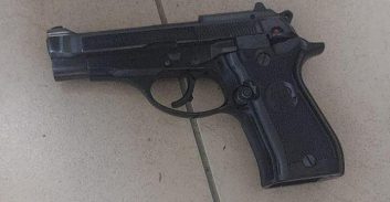 חשד: מפונה מהצפון פרץ לדירה של טייס וגנב אקדח ותחמושת