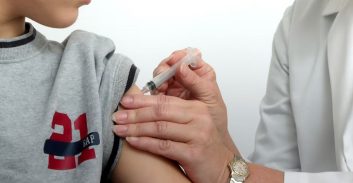 המדינה ביקשה לחייב הורים לחסן את בנם שנפצע, השופט סירב