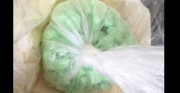 שני צעירים נעצרו בנתב"ג בחשד להחזקת עשרות כדורי אקסטזי